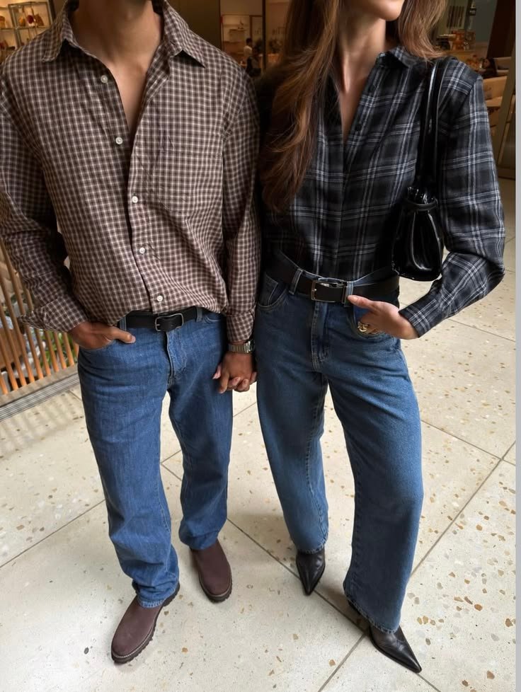 Look minimaliste moderne mettant en avant des vêtements simples, bien coupés et faciles à associer.