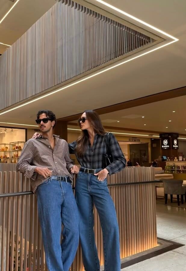 Couple élégant portant des vêtements minimalistes aux tons neutres dans un intérieur moderne.