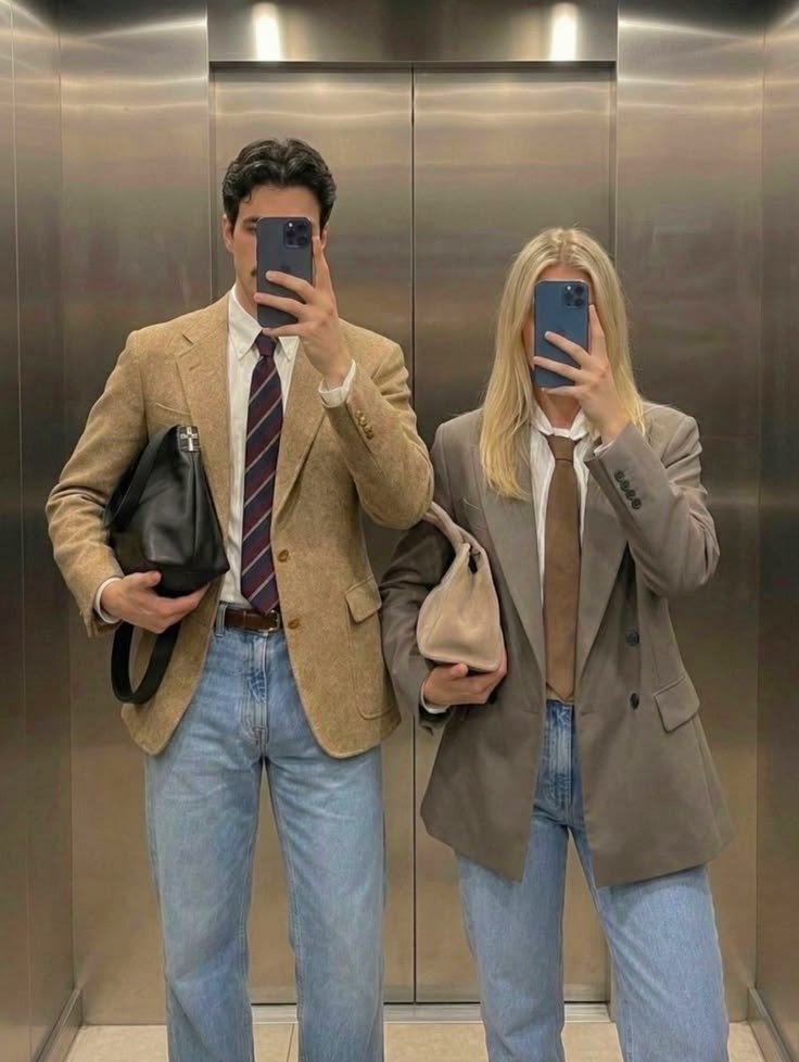 Style minimaliste avec vêtements intemporels combinant denim et pièces classiques élégantes.