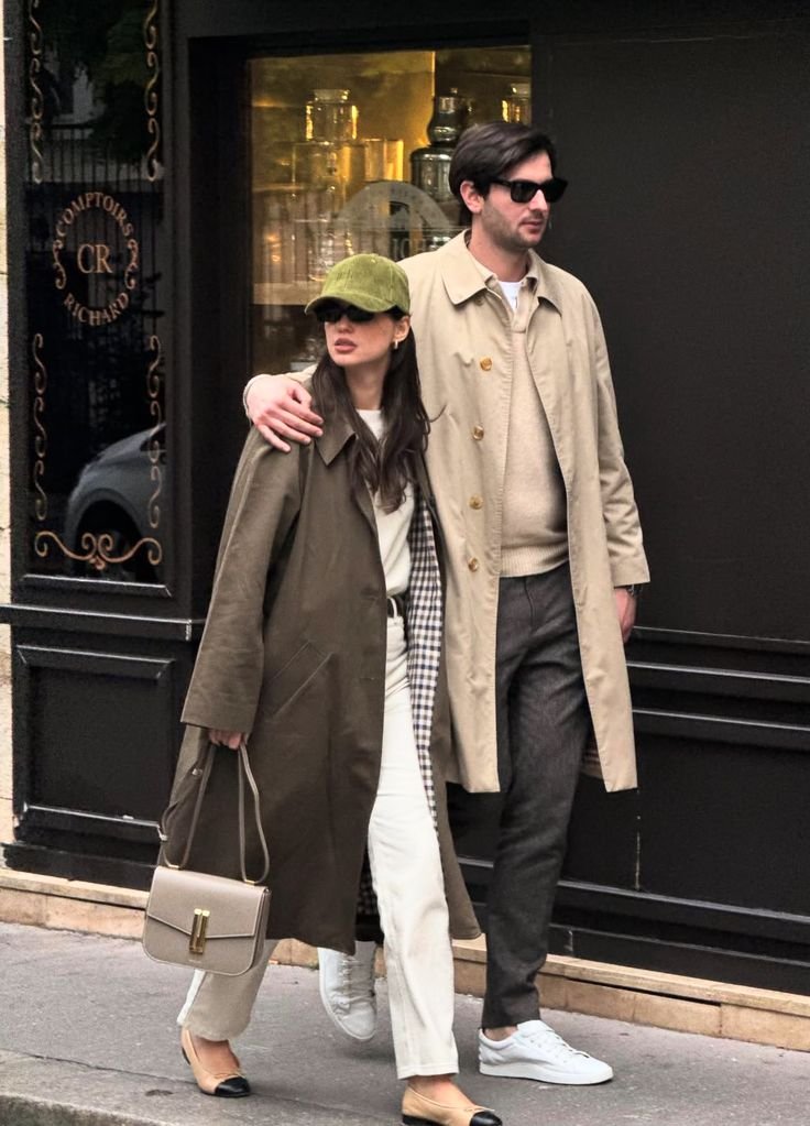 Tenue de couple en vêtements minimalistes avec blazer structuré et palette de couleurs neutres.