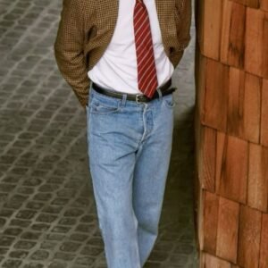 Jean bleu classique pour homme, coupe droite traditionnelle, sans déchirures, affichant un délavage indigo intemporel.